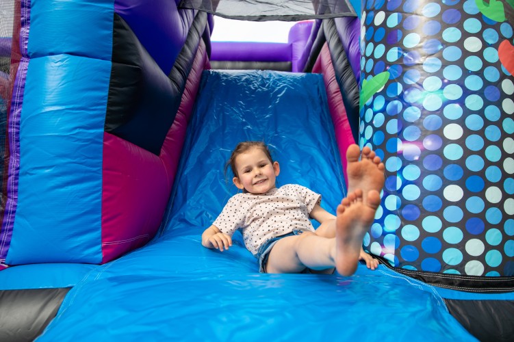 Disco olifant Jump & Slide huren | Springkasteel met glijbaan Nieuw vanaf april