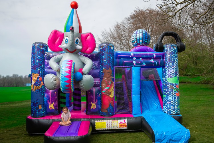 Disco olifant Jump & Slide huren | Springkasteel met glijbaan Nieuw vanaf april