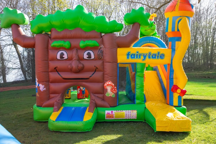 Fairytale Jump & Slide huren | Sprookjes springkasteel met glijbaan. Nieuw vanaf April!